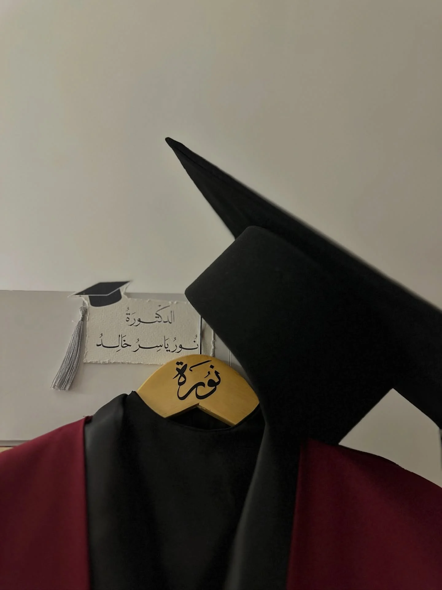 تجهيز تخرج باللون العنابي